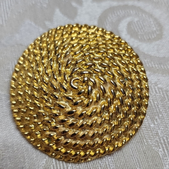 PARK LANE Vintage 80s Gold Textured Dome Brooch – Large Spiral Chain Design - Picture 3 of 8